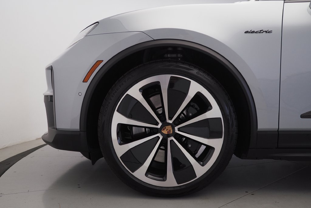 Used 2026 Porsche Macan GTS Electric AWD/4WD image 9