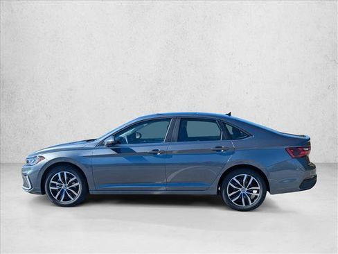 Certified 2025 Volkswagen Jetta SE w/ Sunroof Package image 5