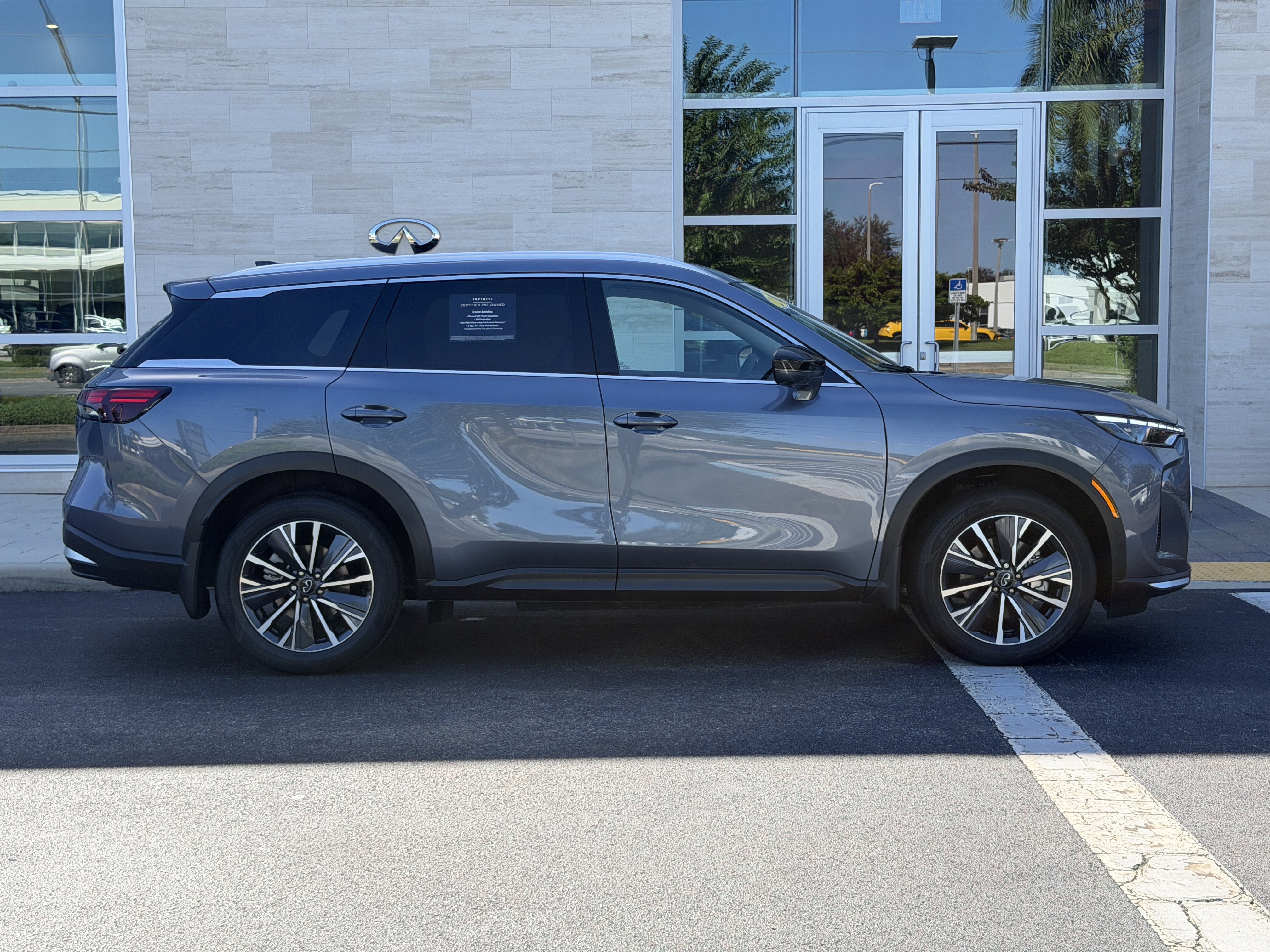 Certified 2027 INFINITI QX60 Luxe w/ Cargo Package FWD image 8