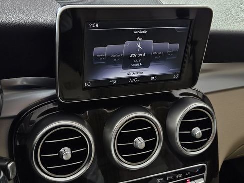 Used 2019 Mercedes-Benz GLC 300 4MATIC w/ Premium Package image 10
