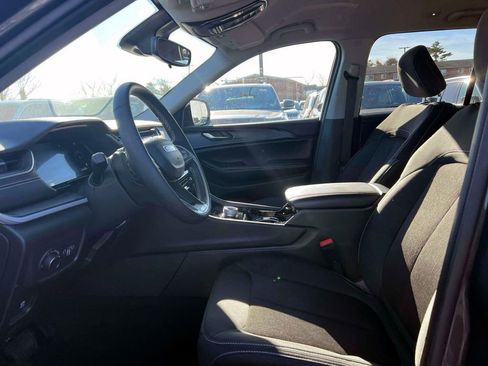 Certified 2023 Jeep Grand Cherokee Laredo w/ Luxury Tech Group I image 15