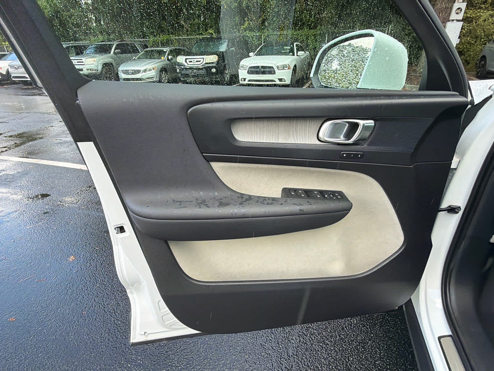 Certified 2024 Volvo XC40 B5 Plus AWD/4WD image 25
