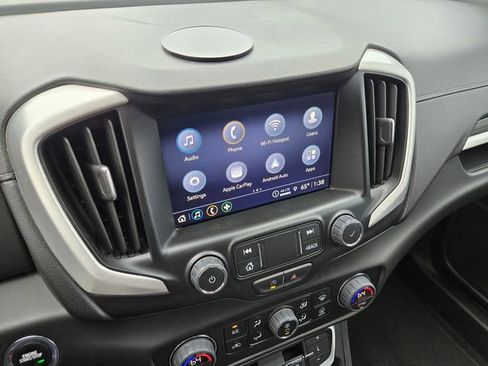 Used 2024 GMC Terrain SLT image 16