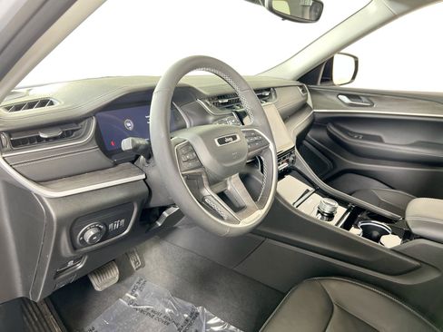 Used 2023 Jeep Grand Cherokee Limited image 9