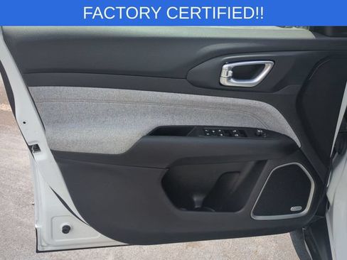 Used 2023 Jeep Compass Latitude w/ Sun and Sound Group AWD/4WD image 12