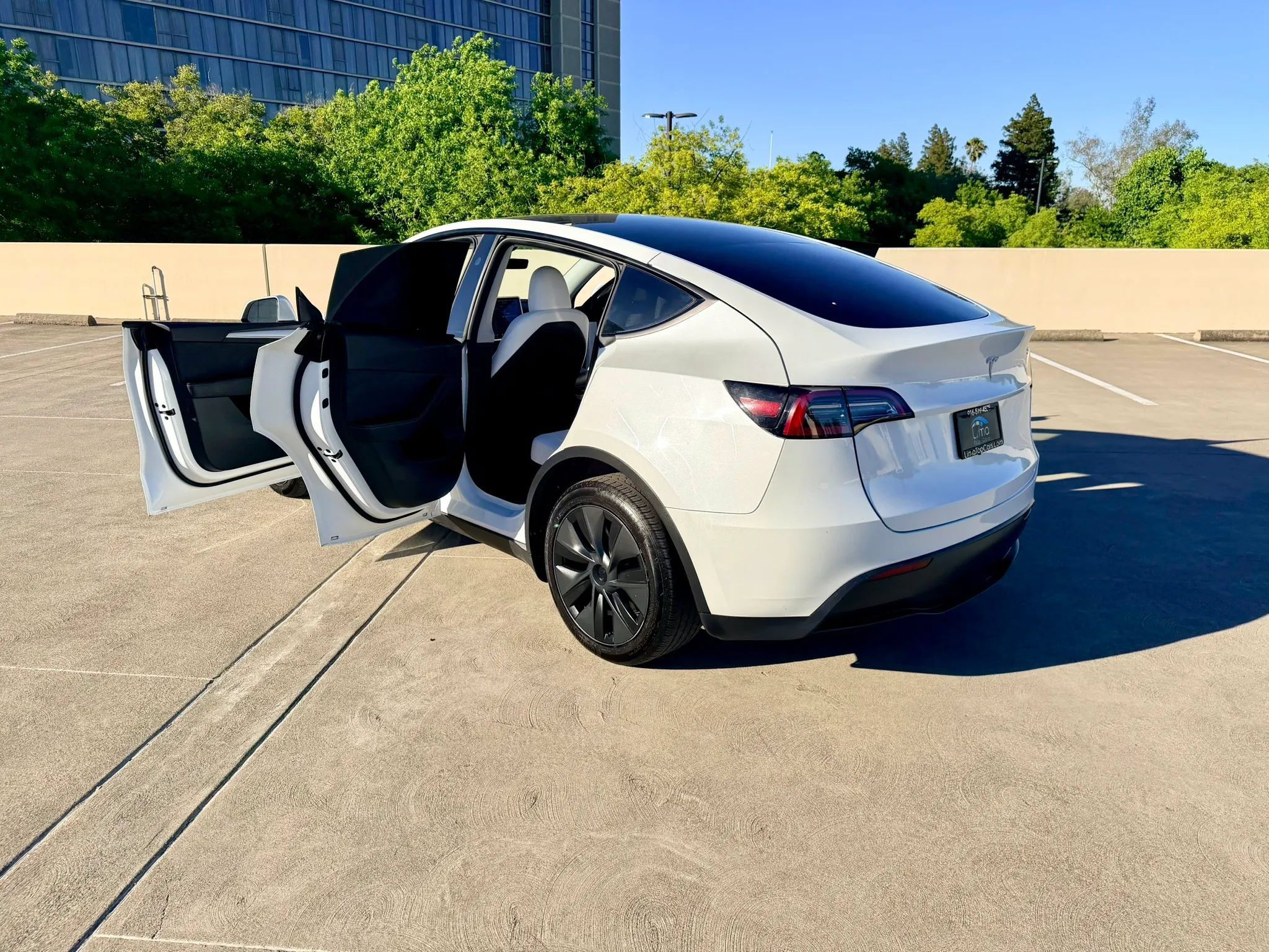 Used 2024 Tesla Model Y Long Range RWD image 46