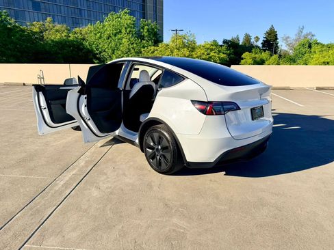 Used 2024 Tesla Model Y 2WD image 46