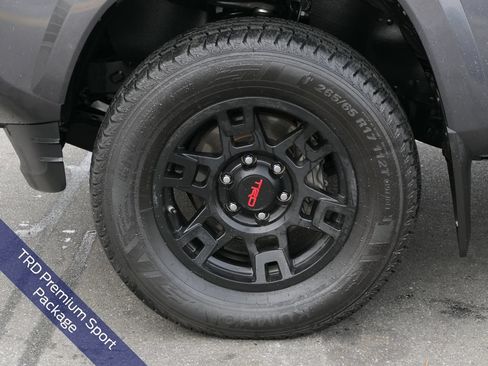 Used 2018 Toyota Tacoma TRD Sport w/ TRD Premium Sport Package RWD image 11