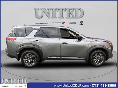 Used 2023 Nissan Pathfinder S image 2