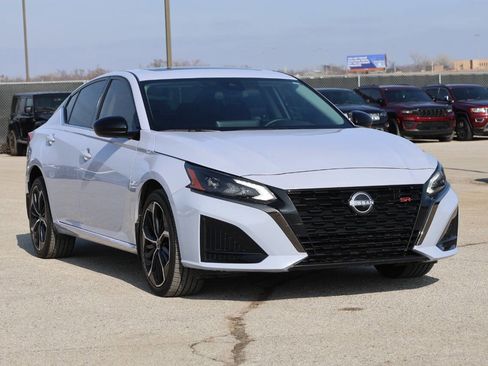 Used 2025 Nissan Altima 2.5 SR w/ SR Premium Package image 4