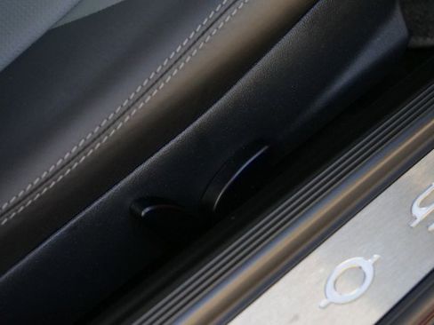 Used 2006 Chrysler Crossfire Limited image 31