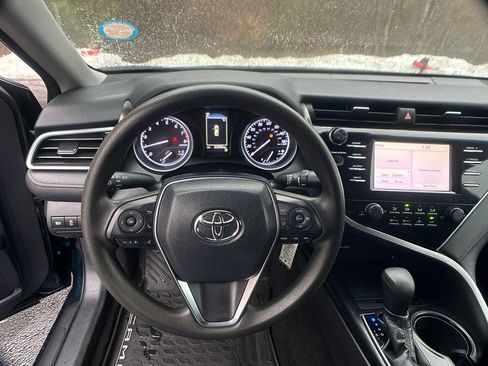Used 2018 Toyota Camry LE image 11