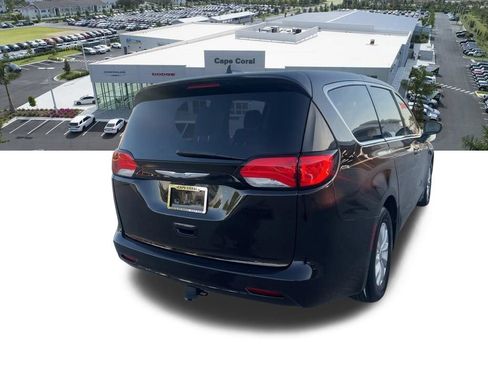 Certified 2017 Chrysler Pacifica Touring w/ Tire & Wheel Group FWD image 23