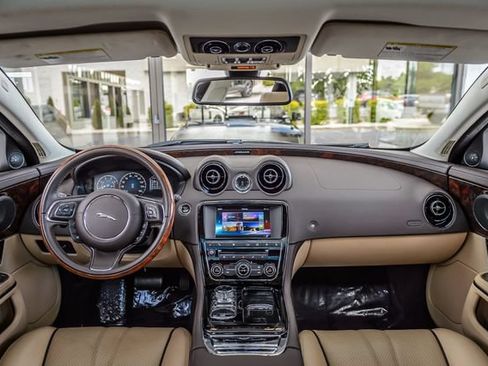 Used 2016 Jaguar XJ R-Sport RWD image 3