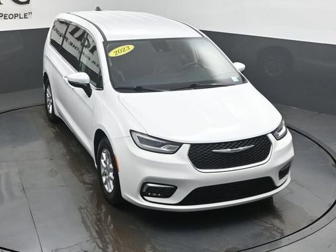 Used 2023 Chrysler Pacifica Touring-L FWD image 46
