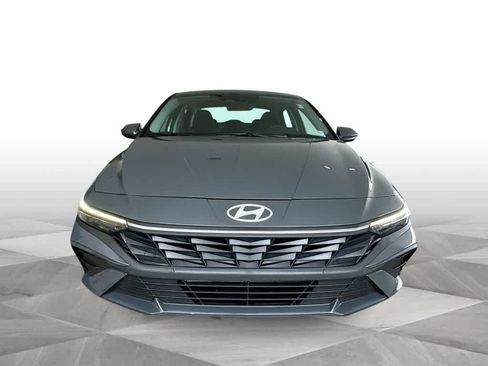 Used 2025 Hyundai Elantra SE FWD image 3