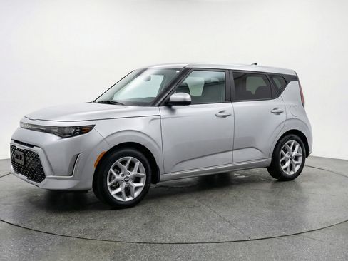 Used 2025 Kia Soul LX w/ LX Technology Package image 3