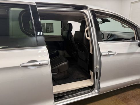 Used 2024 Chrysler Pacifica Touring-L image 65