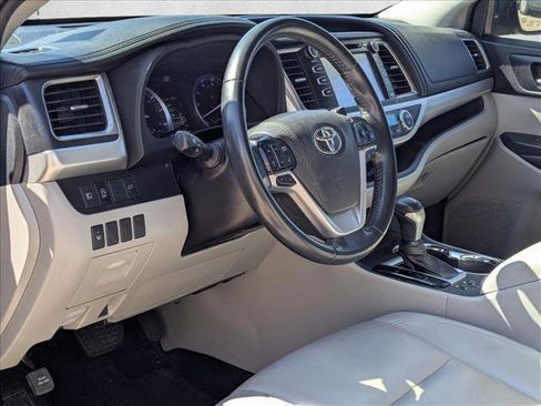 Used 2019 Toyota Highlander XLE image 6