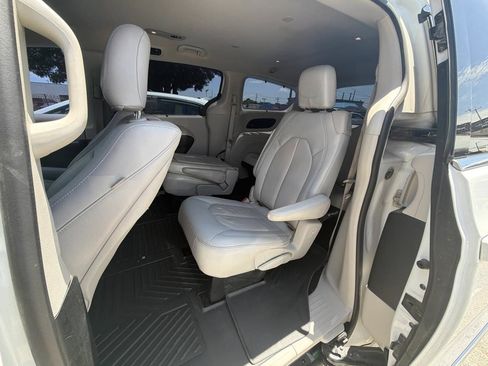 Used 2017 Chrysler Pacifica Touring-L Plus w/ Tire & Wheel Group FWD image 7