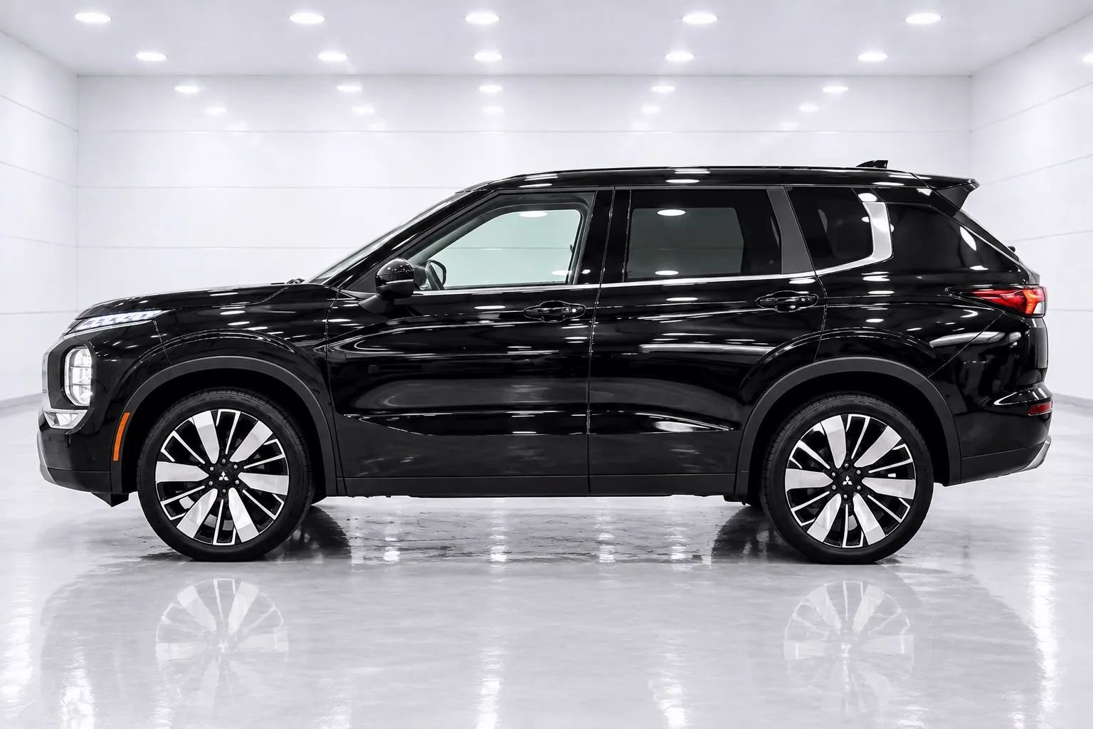 Used 2025 Mitsubishi Outlander AWD image 2