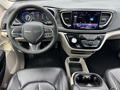 Used 2023 Chrysler Pacifica Touring-L AWD/4WD image 27