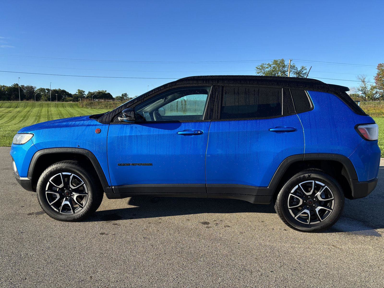 Used 2025 Jeep Compass Trailhawk AWD/4WD image 2