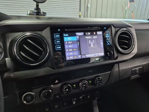 Used 2019 Toyota Tacoma TRD Off-Road w/ Technology Package AWD/4WD image 15