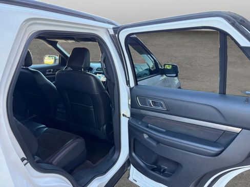 Used 2018 Ford Explorer XLT w/ Equipment Group 202A AWD/4WD image 18