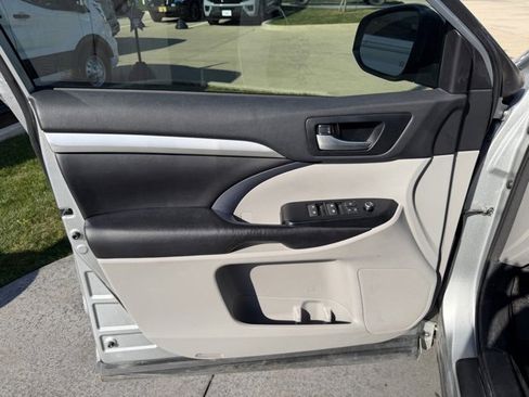 Used 2018 Toyota Highlander XLE image 9