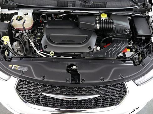 Used 2024 Chrysler Pacifica Touring-L FWD image 35