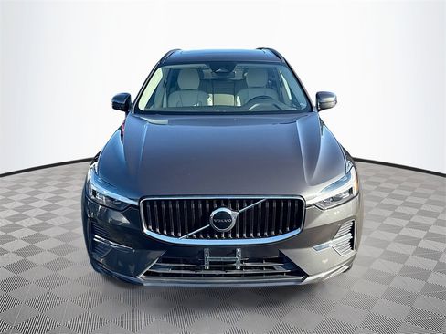 Used 2022 Volvo XC60 B5 Momentum image 2