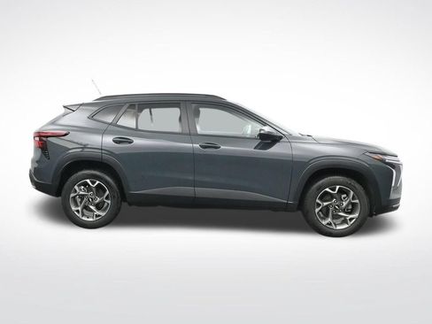 Used 2025 Chevrolet Trax LT FWD image 4