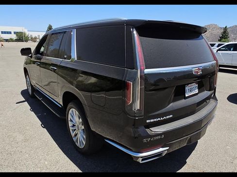 Used 2024 Cadillac Escalade ESV Luxury RWD image 4