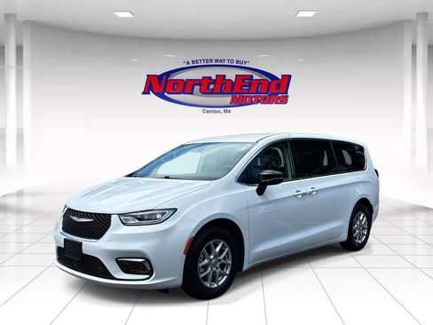 Used 2024 Chrysler Pacifica Touring-L FWD image 3