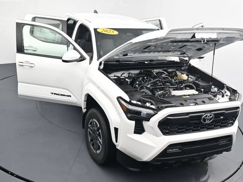 Used 2025 Toyota Tacoma TRD Sport AWD/4WD image 39
