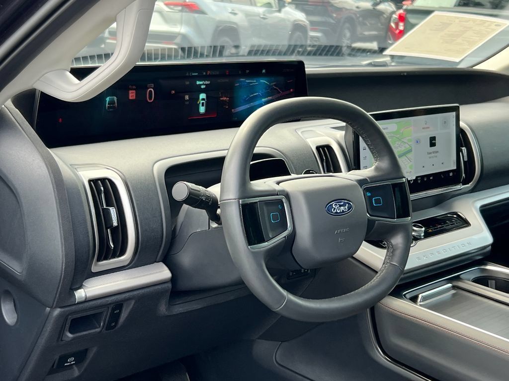 Used 2025 Ford Expedition Active RWD image 9
