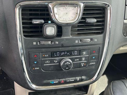 Used 2015 Chrysler Town & Country Touring image 32