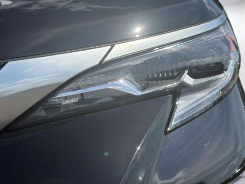 Used 2025 Toyota Sienna Platinum AWD/4WD image 12