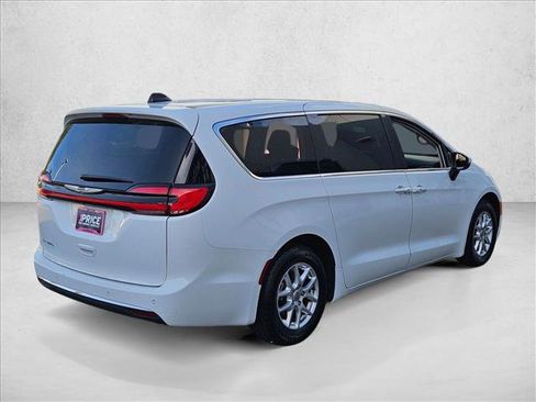 Used 2023 Chrysler Pacifica Touring-L image 5