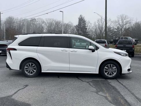 Used 2022 Toyota Sienna LE image 6