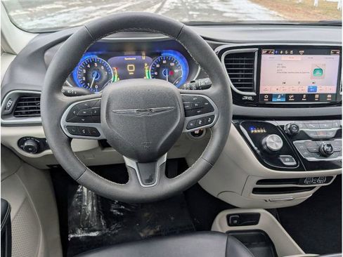 Used 2024 Chrysler Pacifica Touring-L image 29