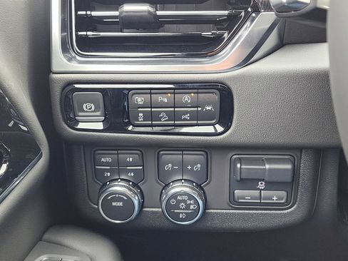 New 2025 GMC Yukon XL Elevation image 17