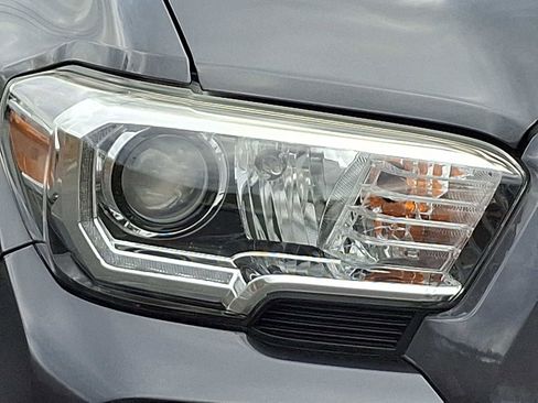 Used 2020 Toyota Tacoma TRD Sport image 9