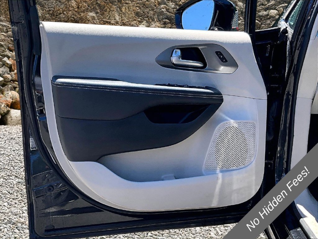 Used 2024 Chrysler Pacifica Touring-L FWD image 19