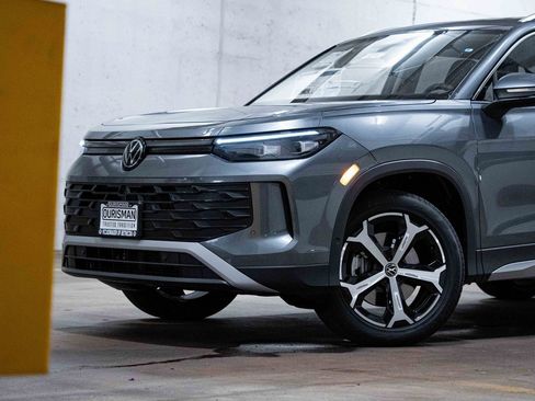 New 2025 Volkswagen Tiguan SE image 2