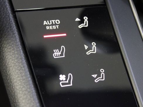 Used 2025 Porsche Macan image 32