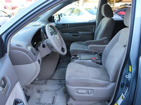 Used 2010 Toyota Sienna LE image 17
