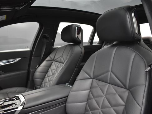 Used 2023 BMW 740i RWD image 11