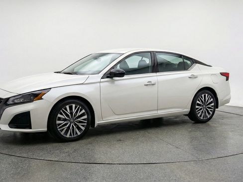 Used 2025 Nissan Altima 2.5 SV FWD image 3